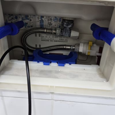 צינור מתכת גמיש ומחברים בתוך קופסה