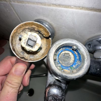 ברז מפורק עם חלודה ותיקון ידני