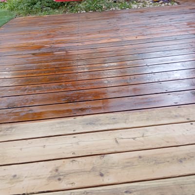 דק עץ עם גימור מבריק ונדנדה אדומה תלויה