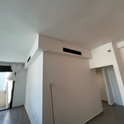 חדר עם קירות גבס ותקרה לבנה