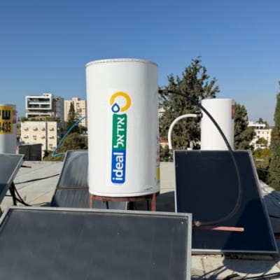 דוד שמש עם לוחות סולאריים על גג