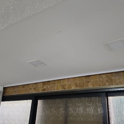 תאורה שקועה בתקרה עם שלושה פאנלים מרובעים