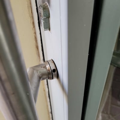 ידית אלומיניום על דלת זכוכית עם מסגרת מתכת