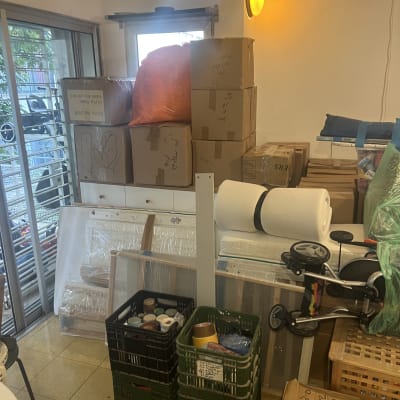 ארגזים וציוד ארוזים לקראת מעבר דירה