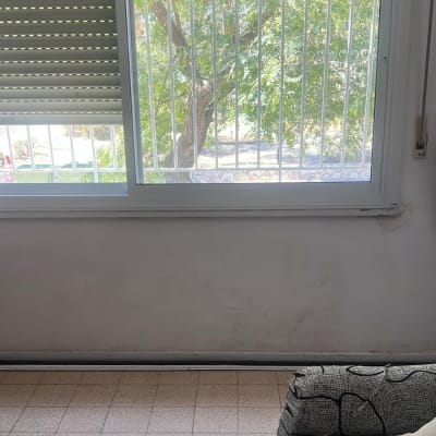 חלון אלומיניום עם תריסים וסורגי בטיחות