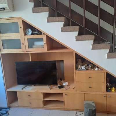 ארון עץ מתחת למדרגות עם טלוויזיה ומדפים