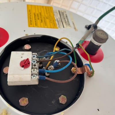 חיבורים חשמליים על דוד שמש עם תווית אזהרה