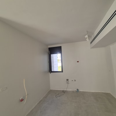 חדר ריק עם קירות צבועים ולוח חשמל