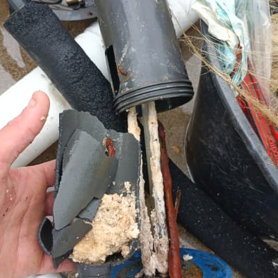 חלקים שבורים של דוד שמש עם חלודה ולכלוך