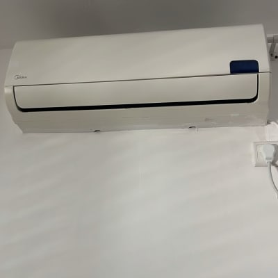 מזגן קיר לבן מותקן על קיר לבן