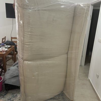 ספה עטופה בניילון מוכנה להובלה