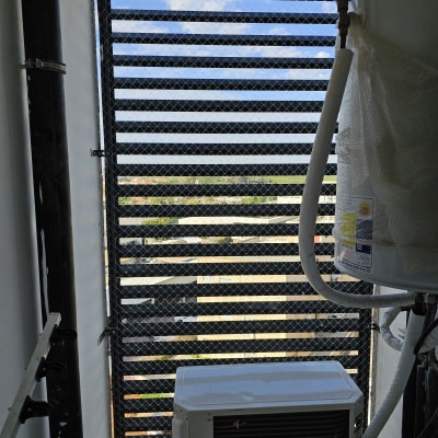 רשת מתכת על חלון למניעת כניסת יונים