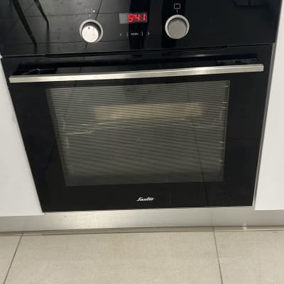 תנור אפייה עם תצוגה דיגיטלית ושני כפתורים