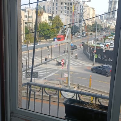 חלון זכוכית פתוח עם נוף לרחוב