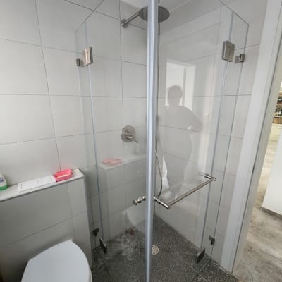 מקלחון זכוכית עם ראש מקלחת עגול