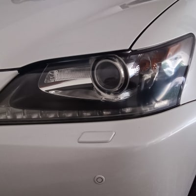 פנס קדמי של רכב לבן עם גריל שחור