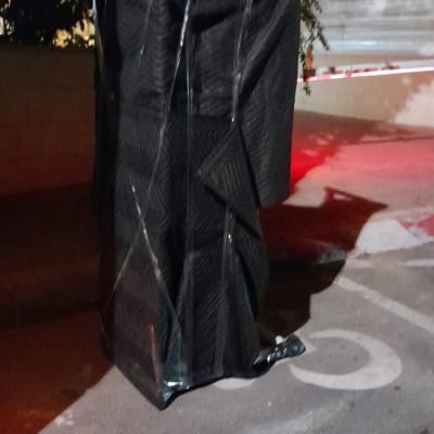 חפץ עטוף בניילון שחור ברחוב בלילה