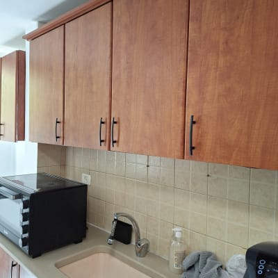 ארונות מטבח מעץ עם כיור וברז