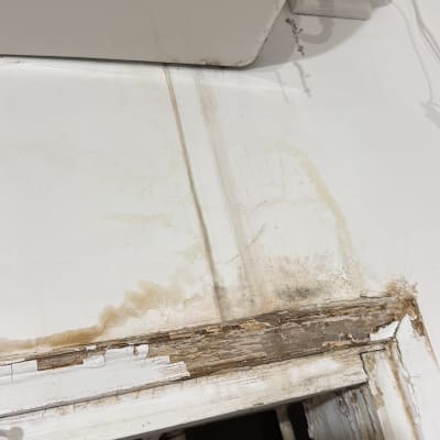 נזקי מים בקיר מתחת למזגן