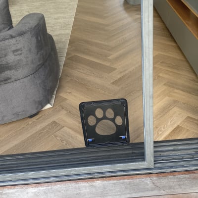 דלת זכוכית עם פתח לחיות מחמד