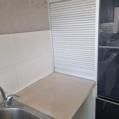 דלפק מטבח עם כיור ותריס לבן