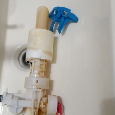 חלקי פלסטיק של ברז או צינור בכיור