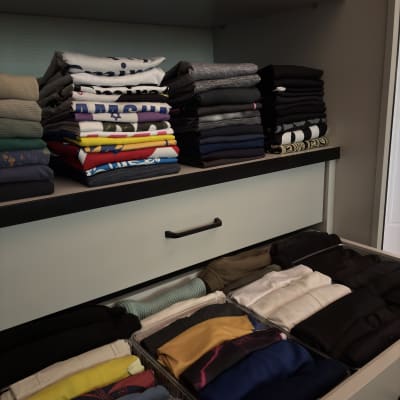 בגדים מקופלים ומאורגנים בארון בגדים