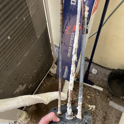 חלקי דוד שמש עם צינורות מתכת חלודים