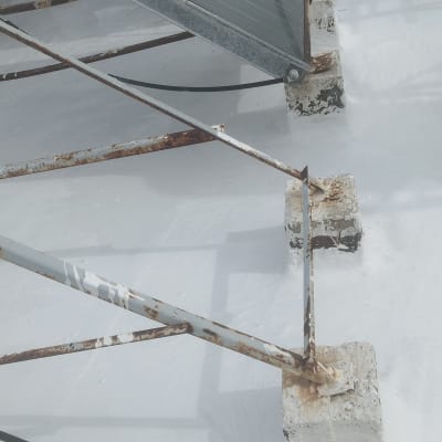 משטח אטום עם קורות מתכת חלודות