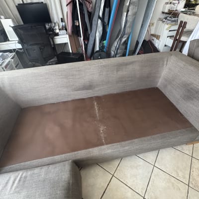 ספה ללא כריות בחדר עם ציוד משרדי