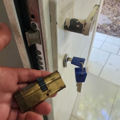 מנעול וצילינדר בדלת עם מפתח