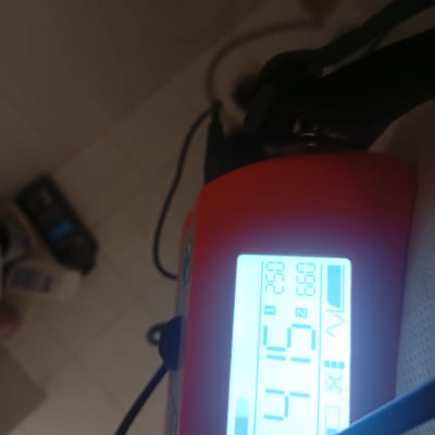 מכשיר מדידה עם תצוגה דיגיטלית על רקע רצפה
