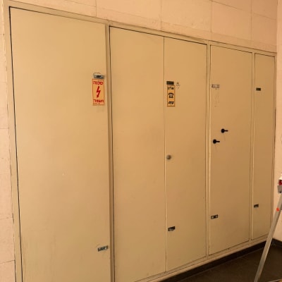ארונות חשמל עם שלטים על דלתות