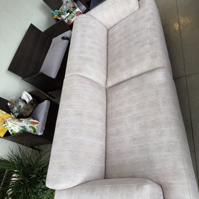 ספה בהירה עם כיסאות וצעצועים מסביב