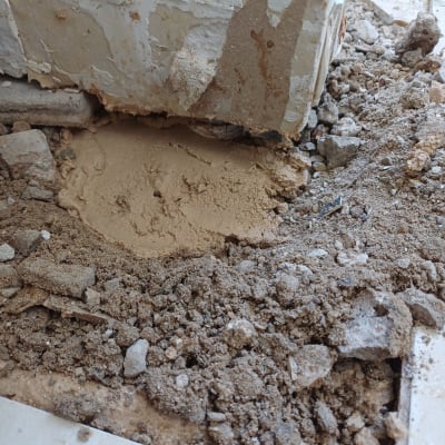 אזור עם צינור חשוף ועבודת תיקון קיר