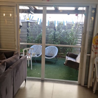 דלת הזזה מאלומיניום עם מסגרת לבנה