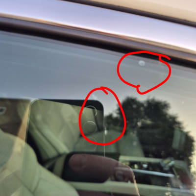 חלון רכב עם סימונים אדומים על הזכוכית