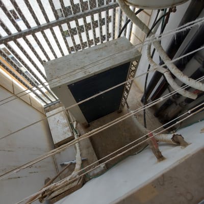 מערכת מיזוג אוויר עם רשת למניעת כניסת יונים