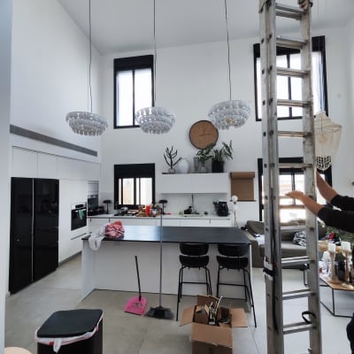 סולם גבוה במטבח עם מנורות תלויות מהתקרה