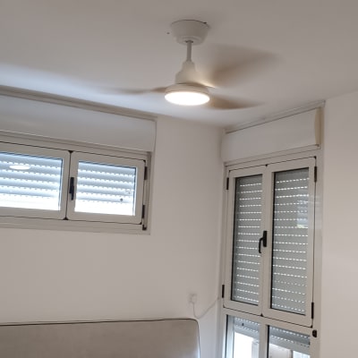 מאוורר תקרה מותקן בחדר שינה עם חלונות