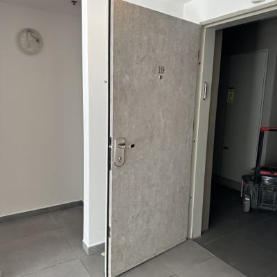 דלת פתוחה עם ציפוי אפור במסדרון