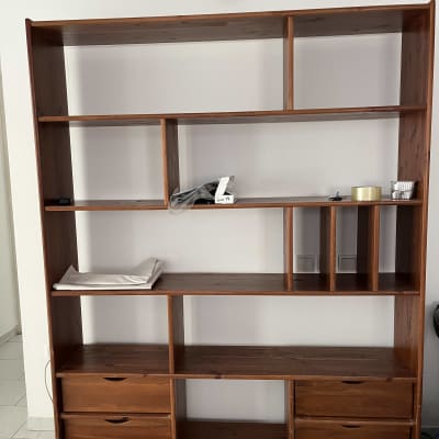 מדף עץ ריק עם מגירות על רקע קיר לבן