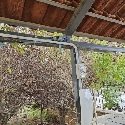 צינור חשמל ומתג על עמוד מתכת