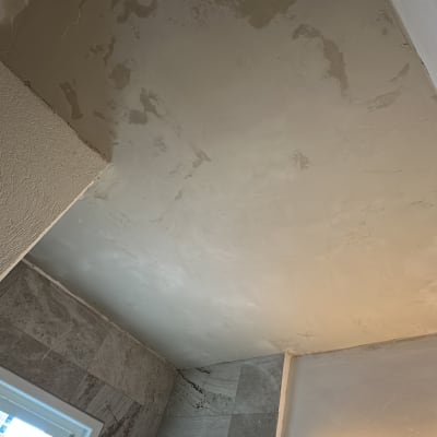 תקרה עם סימני רטיבות בחדר אמבטיה