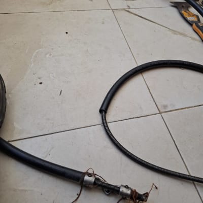 כלי עבודה של אינסטלטור על רצפה, כולל צינור ונחשול