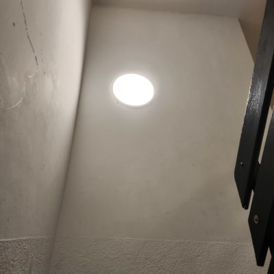 תאורה עגולה בתקרה לבנה