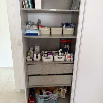 ארון מאורגן עם קופסאות וציוד רפואי