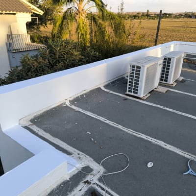 גג עם איטום ומזגנים מותקנים