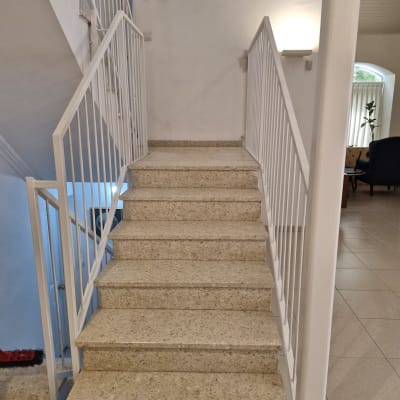גרם מדרגות עם מעקה מתכת לבן