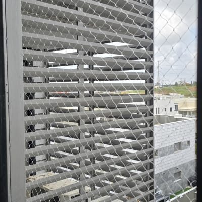 רשת הגנה על מבנה למניעת כניסת יונים